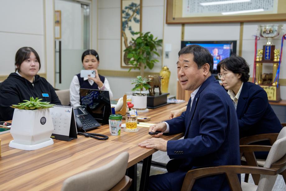 비즈니스고 학생들과 인터뷰