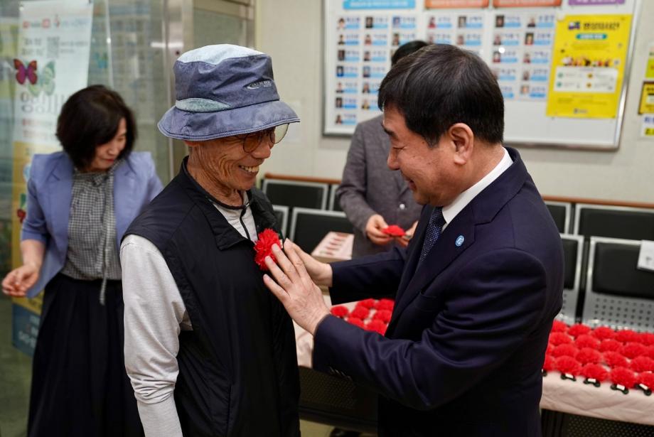 증평군, 어버이날 “감사의 꽃, 존경의 마음”전달