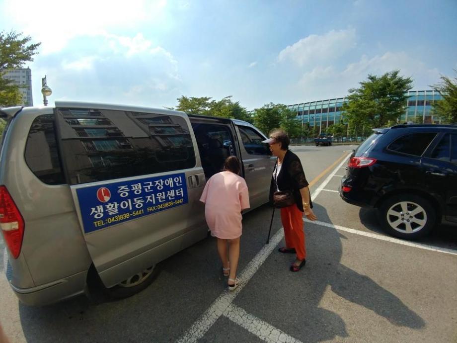 거동이 불편하신 분은 선거 투표장까지 모셔 드려요