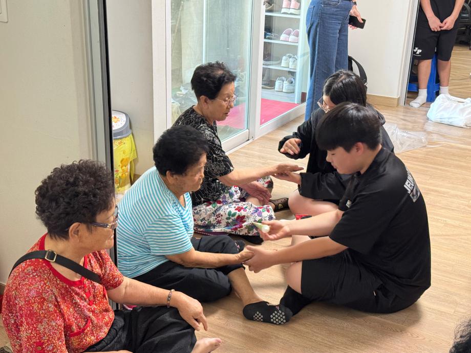 증평군 학생들 “작은 손으로 키운 사랑, 마을 어르신께 전해요”