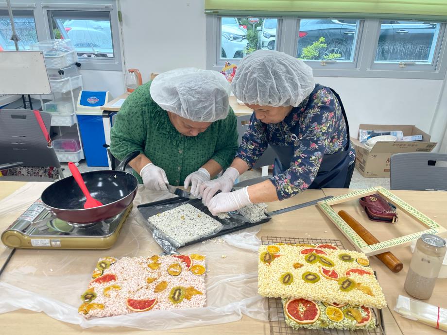 증평군노인복지관 노인건강지킴이 봉사단, 지역 내 취약 노인에게 추석맞이 전통 다과 전달
