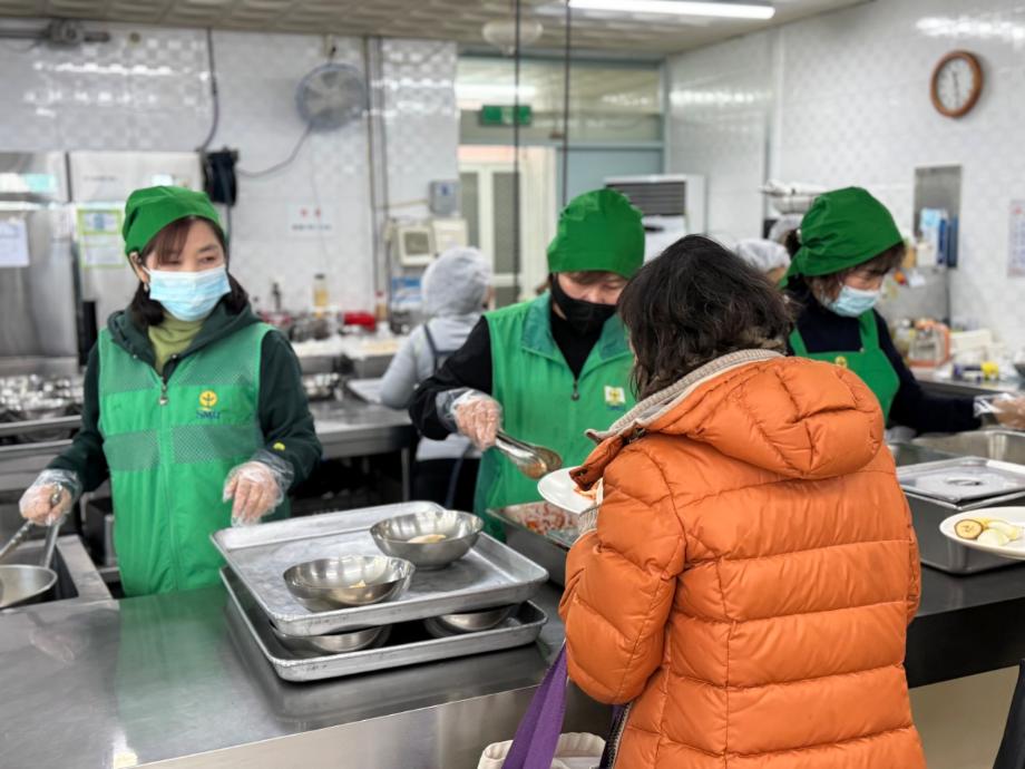 증평군노인복지관, 어르신 250명 떡국 나눔