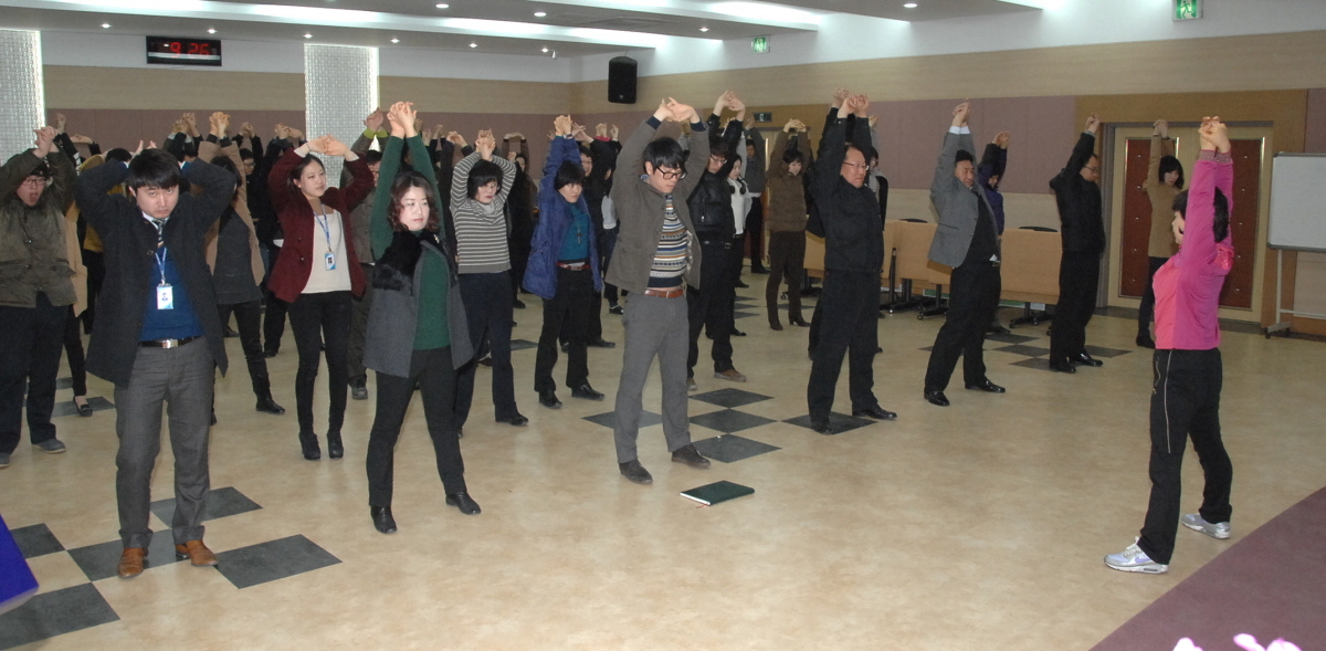 증평군청 정례직원조회 시 10분 건강체조 실시