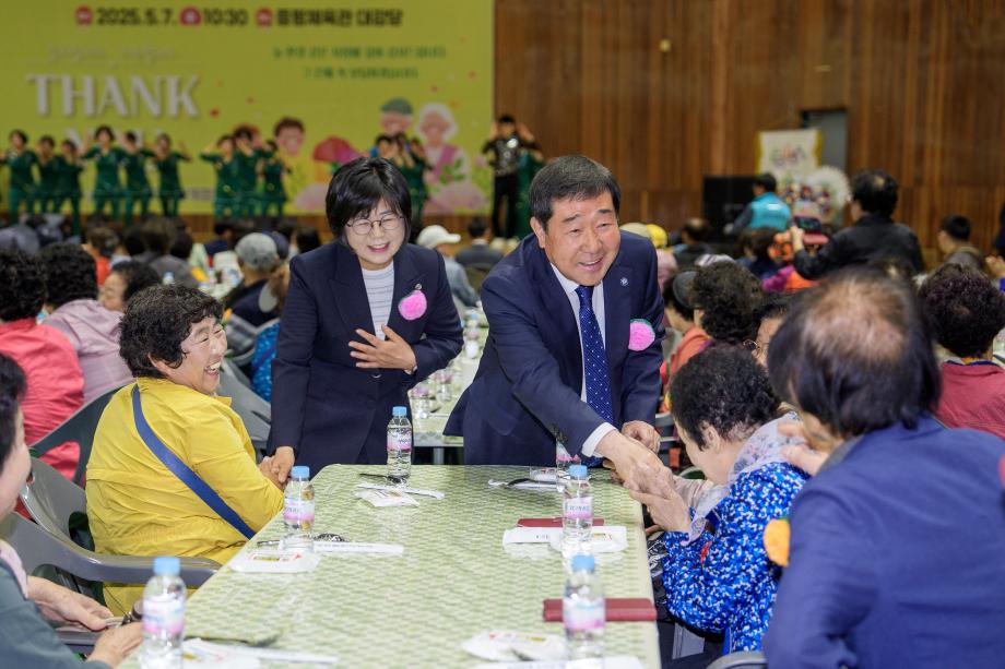 “효심으로 피어난 하루”...증평읍, 어버이날 기념행사에 900여 명 어르신 모여 웃음꽃