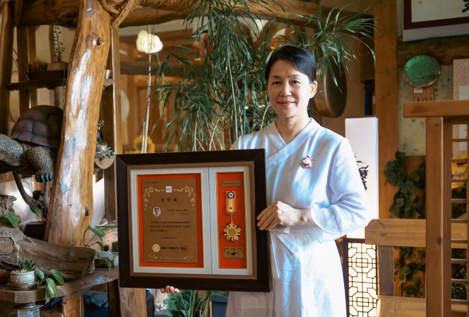 증평의 전통을 빚다… 박진하 씨, ‘전통다식 명인’ 선정