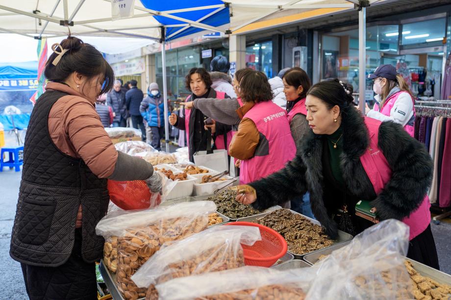 증평군, 명절 앞두고 장뜰시장 장보기...전통시장 활력 불어넣어