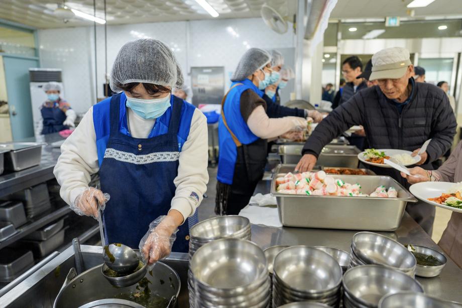 증평군노인복지관, 무료급식 나눔 행사...청소년범죄예방위원 증평지구협의회 후원·봉사 참여